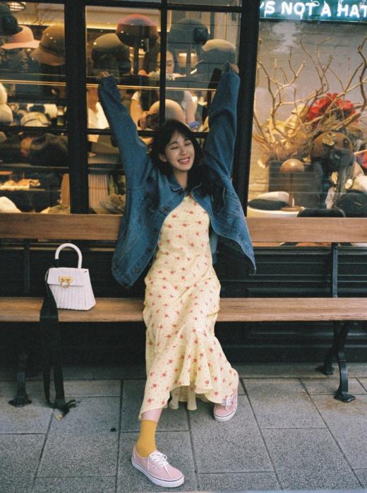 【普拉达女王】李菲儿的衣品好难懂，穿裹身裙前面长一截，只戴一只手套还挺潮