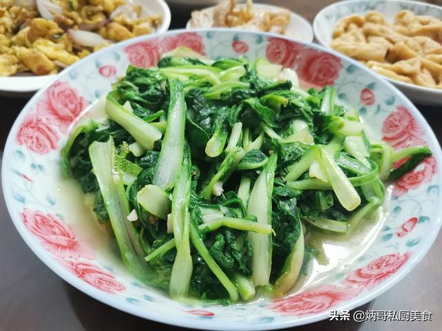 回老家蹭饭，晒妈妈做的菜在朋友圈火了，网友：这才是正宗农家菜