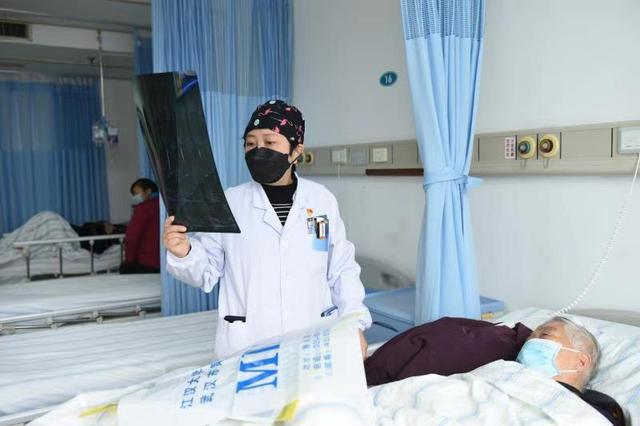 老人骨头太“脆”引发骨折，医生建议：警惕“隐形杀手”——骨质疏松症