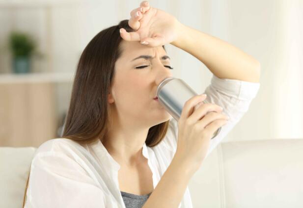 经常口渴就是糖尿病？医生：合并3个典型症状，可能与糖尿病有关