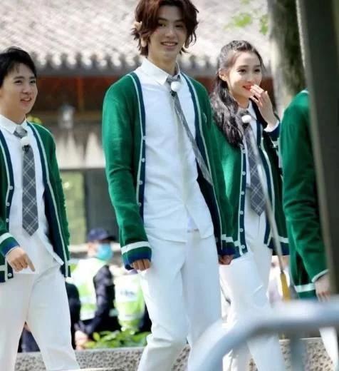 暖风吹怀|关晓彤穿平底鞋录节目，当她和184蔡徐坤同框，谁的身高在说谎？