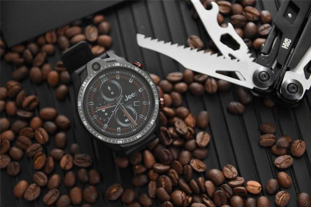 支持语音通话，能安装APP，双向拍照，Jeep智能运动手表