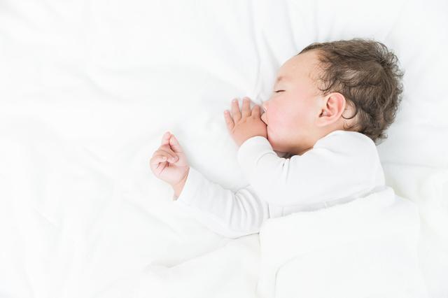 「你的育儿经」宝宝吃夜奶睡着了，还要叫醒继续拍嗝吗？正确做法很多宝妈都不知