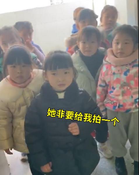 幼儿园老师PS和爱莎“合影”引小朋友羡慕，孩子惊讶地问：怎么认识的？