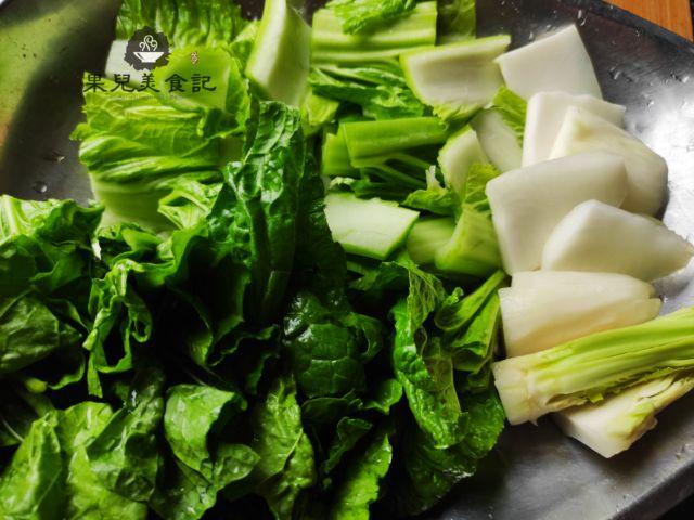 冬天，炸一份丸子，煮一锅汤，比炒菜简单，鲜香美味，暖和过冬