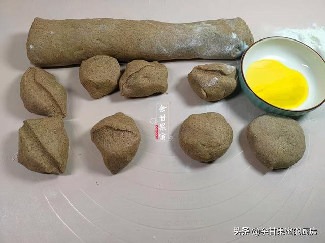 红薯全麦发面饼，方法简单，凉后不发硬，多做一点做早餐