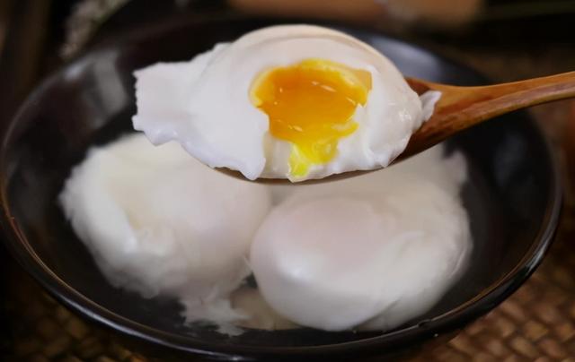 煮荷包蛋时，水开下锅是错的！做好5个步骤，饱满不散花，易成功