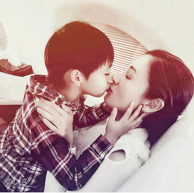 李嘉欣带儿子逛街，穿的裤子引热议，网友：亲情也不能“越界”