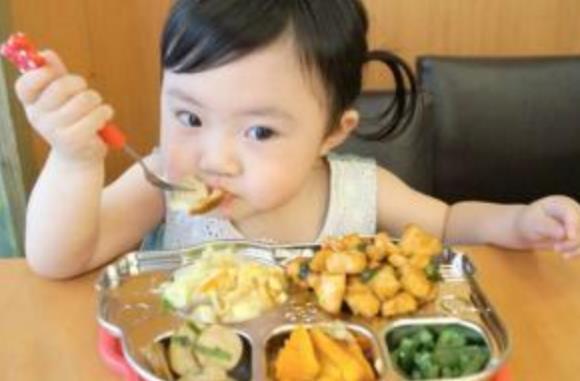幸福的小调|孩子教养高低餐桌上见真章,这位妈妈“餐桌规距”,让娃备受夸赞