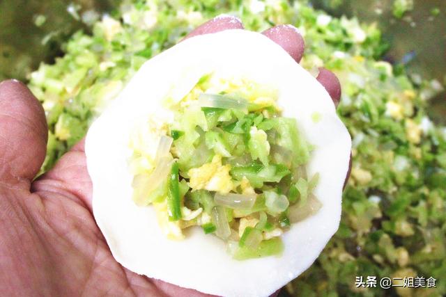 冬天，青萝卜外皮营养极高，扔了太可惜了，做成饺子吃，特别香