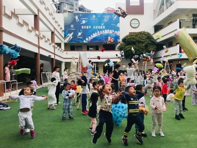 超级宝妈▲幼儿园的真实写照，4种衣物不适合孩子穿去上学，父母需注意