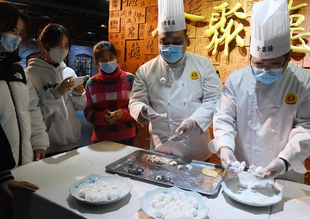 全聚德|元宵节到来之际，食客在全聚德跟着大厨学做汤圆
