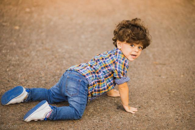 孩子走路频繁摔倒，要考虑检查“视觉功能”，2招教你锻炼娃