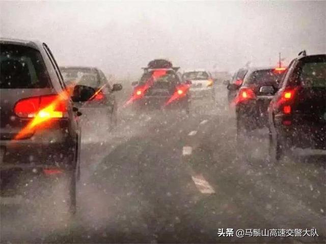 高速下暴雨开双闪，被罚款200元扣3分