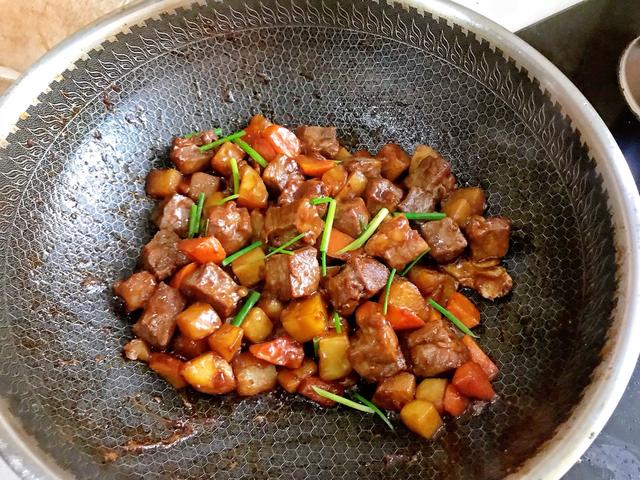 冬天多给孩子吃牛肉，虽然贵点但是营养非常高，炖一锅全家都爱吃