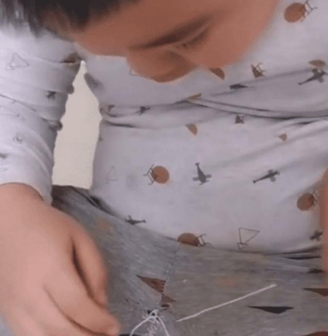 你的育儿经：“勤俭宝宝走红”，自己动手缝裤子手法娴熟，网友调侃：太抠门