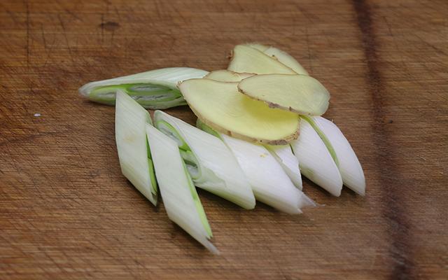 猪肝好吃但难卤，不要直接下锅，记住2个小技巧，鲜嫩不老无腥味