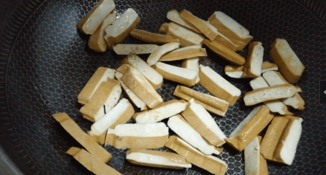 香干和什么搭配好吃？看看这味绿叶食材，成菜后香气扑鼻味美下饭