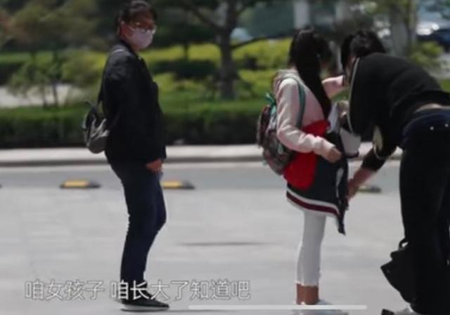 女孩路上“来初经”，白裤红了浑然不知，阿姨脱衣：姑娘快挡住