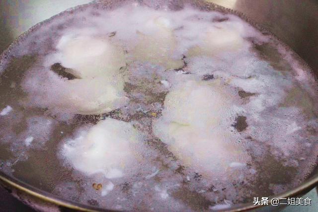 煮荷包蛋，最忌直接下锅煮，大厨教您一招，一锅出都不散，真厉害