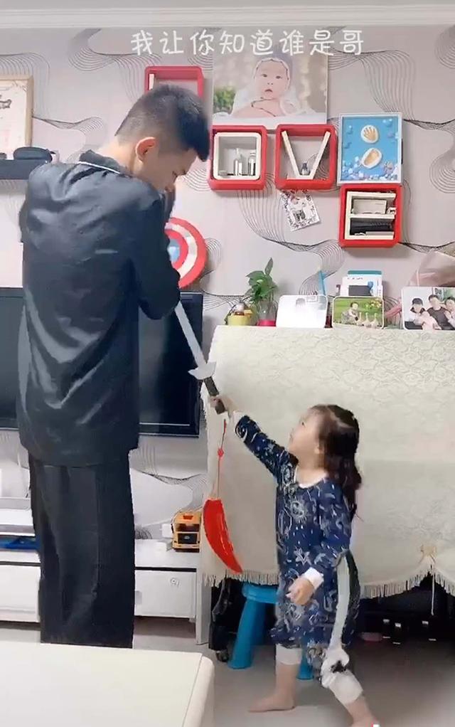 你的育儿经■拿着“宝剑”就想当老大?二胎妹妹被哥哥一双鞋教做人