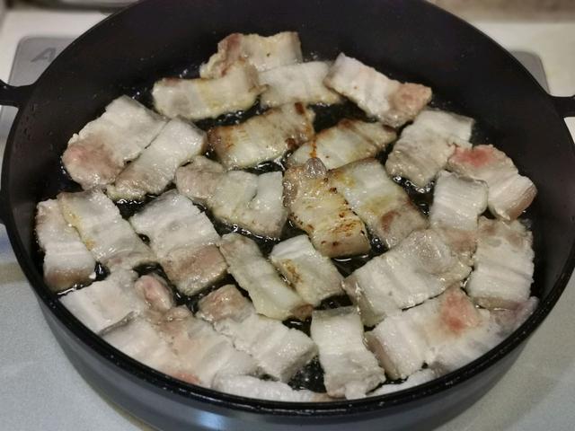 五花肉烤着吃味道更香，肥而不腻，咬一口满嘴的肉香，太过瘾了