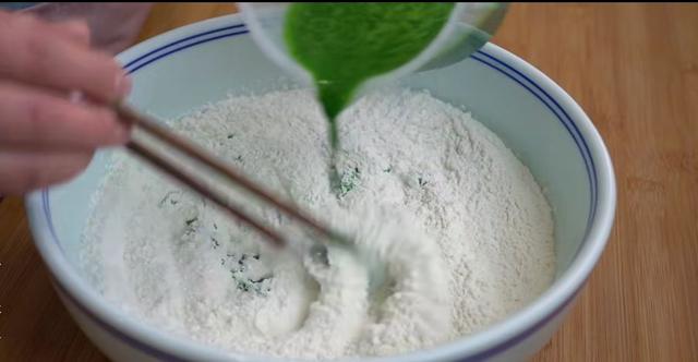 孩子不爱吃蔬菜，幺妹这样做，酥脆柔软又多层，挑食的孩子也爱吃