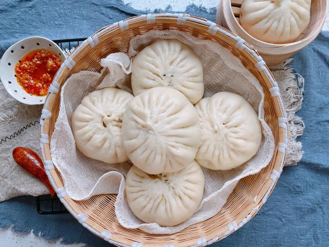 应季的冬笋馅包子，冬笋处理是重点，这样做的包子皮薄馅多还爆汁