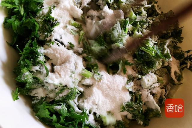 大厨分享清蒸茼蒿的技巧，清脆碧绿不变色，不粘不坨不出水