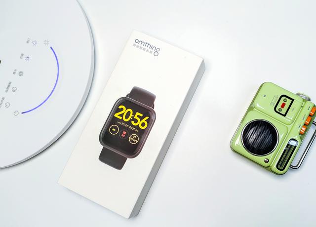 佩戴轻盈有范儿，omthing简悦智能手表高性价比之选