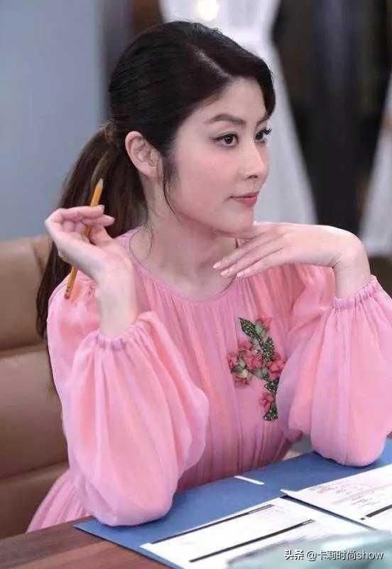 最时尚46岁陈慧琳真是“不老女神”,穿粉色长裙梳低马尾,别有一番风味