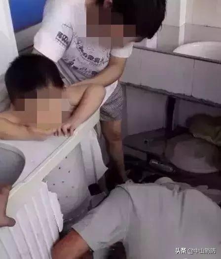 [你的育儿经]急哭！南昌一小女孩手指被自行车链条卡住，家长们可千万看住了！