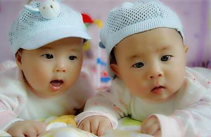 「你的育儿经」孕妈一次生下2个宝宝，丈夫还没高兴完，医生却说：这不是双胞胎