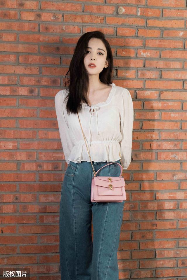 普拉达女王夏季的明媚与衬衫有关，各色小衫搭配出的风情也令人着迷