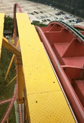 搞笑gif:还是那句话,女人的衣服永远都不够