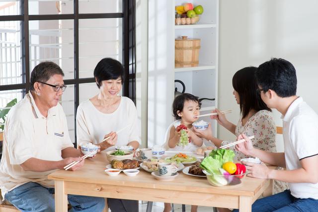 超级宝妈■孩子不愿独立吃饭，说明这个坏毛病已被惯出，超过14岁很难再长高
