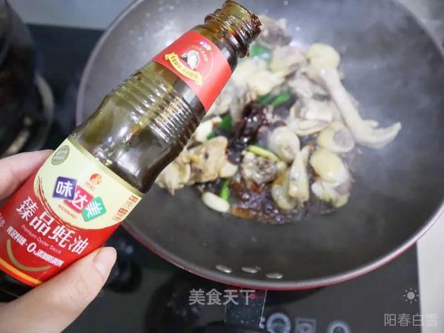 菌菇焖炒鸡：浓郁鲜美，配上一碗米饭，完美！