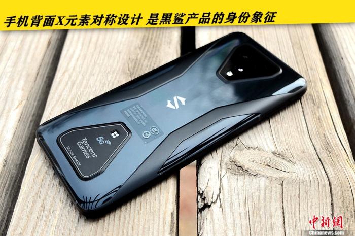 【中国新闻网客户端】5G上装硬核升级释放旗舰性能 腾讯黑鲨游戏手机3评测