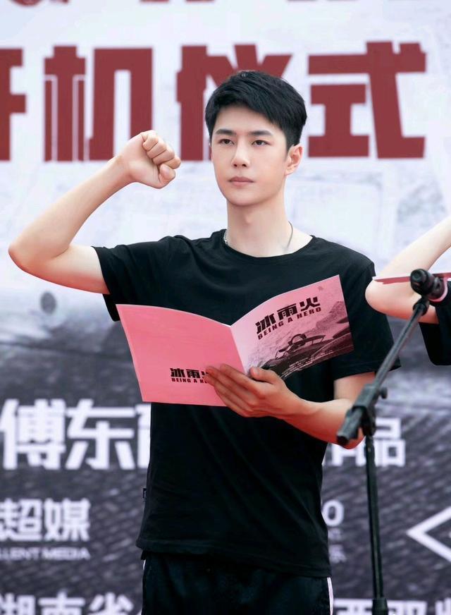 王一博新剧，一身警服正气凛然，不怕他甜就怕他穿制服fun娱乐