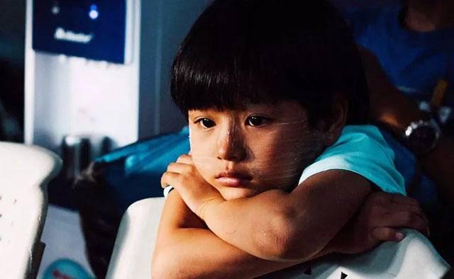 「超级宝妈」父母偏心到底有多伤人？孩子的习以为常，让人心疼