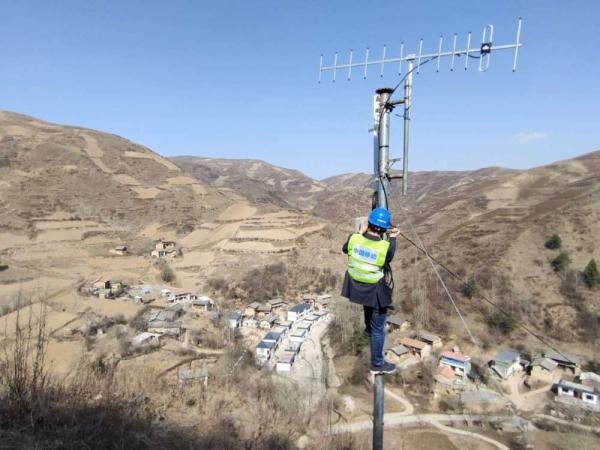 光明网▲甘肃：翻山越岭架基站 只为山里娃网课学习不掉队