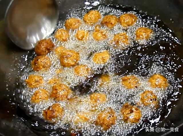 炸丸子放料酒就废了！学会这2招，就能外焦里嫩不回软