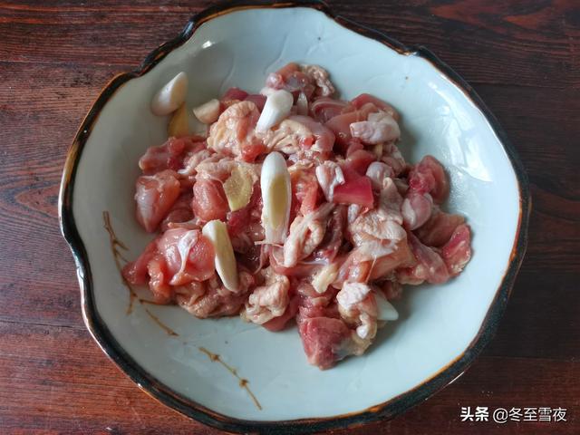 鸡腿|教你在家做辣子鸡丁，辣椒炒不糊，鸡丁外焦里嫩，方法一学就会