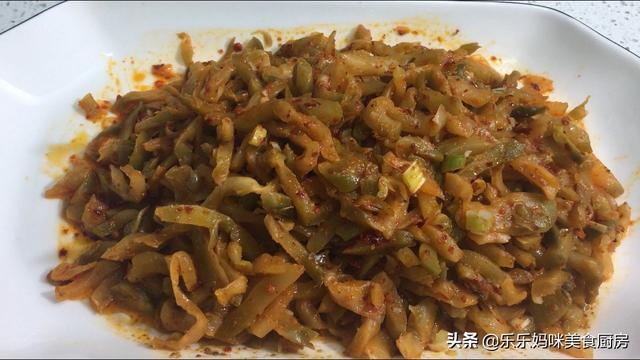 活了30年，才知道榨菜还能这样吃，简单一拌，夹饼子馒头真过瘾