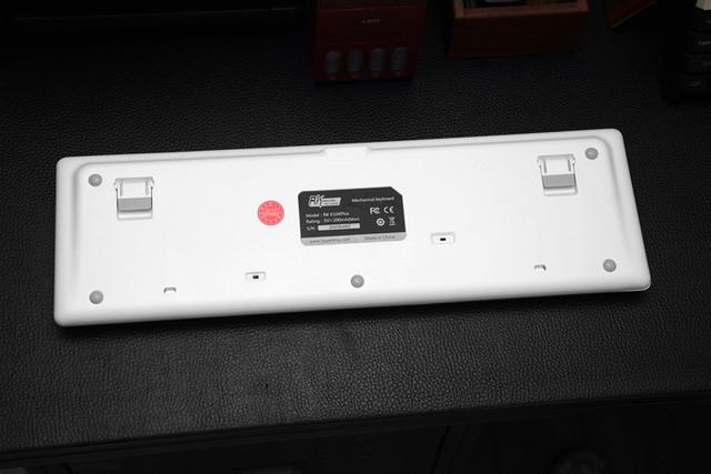 这把键盘让人想起曾经的校园时光，以及老师那精准的“小李飞刀”