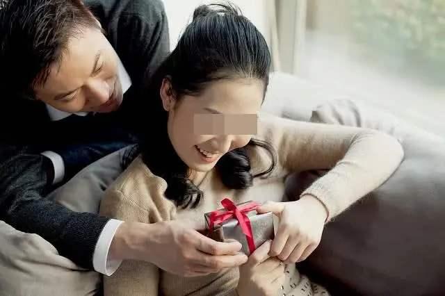「超级宝妈」娃刚睡着就被“移走”，接下来父母的动作逗笑众人：孩子是意外