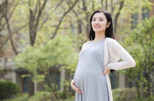 超级宝妈■怀孕8月仍有8块腹肌，辣妈分享维持身材的秘密，网友直呼：学不来