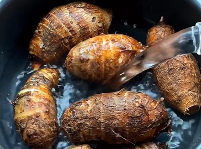 天冷吃芋头，就爱这个做法，又香又糯，Q弹爽滑，全家都喜欢