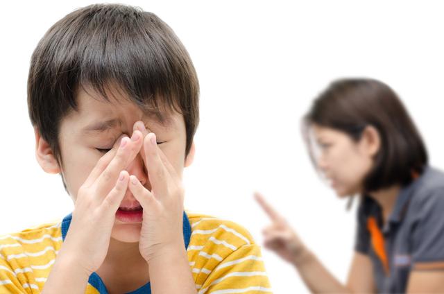 超级宝妈@陪读闹到自杀、管教儿子闹到自扎7刀,家长威严呢?3招立威