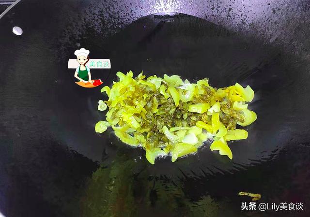 冷天，家人最爱吃这菜，酸辣嫩滑，不放肉也很鲜香，炒一盘不够吃